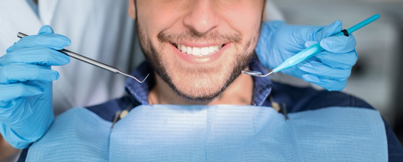 Paciente sonriente durante un examen dental